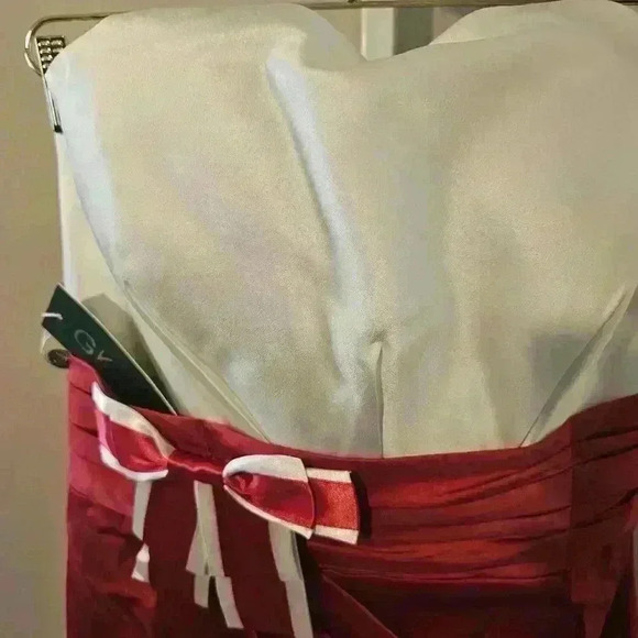 Elegant Strapless Red Dress with White Bodice and Bow Detail - Picture 4 of 8